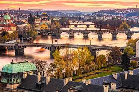 Na morawach najbardziej znanym miejscem jest morawski kras z wąwozami, przepaściami i jaskiniami o wspaniałej szacie naciekowej. TOP 10: Największe atrakcje Czech - Magazyn Travelist