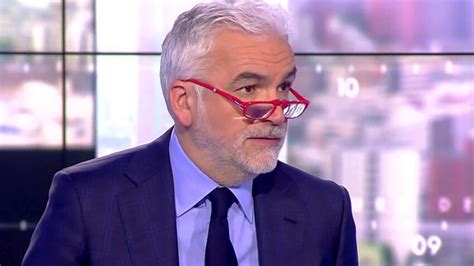 Pascal praud dévoile des photos des blessures de bernard et dominique tapie : Pascal Praud : un humoriste de Canal+ viré après un sketch ...