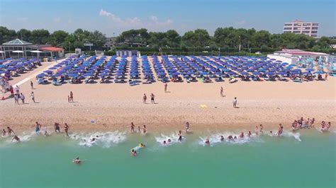 Il lido azzurro è un piccolo residence a pochi passi dal mare, un'oasi incantevole ai piedi del verdeggiante paesaggio naturale del parco del conero. Villaggio Conero Azzurro - Riviera del Conero Marche - YouTube