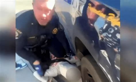 فيديو صادم شاهد ما فعله شرطي أمريكي عندما حاول طالب تصويره Hawa America