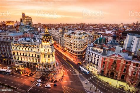 A norte e a nordeste pela frança, por andorra e pelo golfo da biscaia. Vista Aérea Y Skyline De Madrid Al Atardecer España Europa ...
