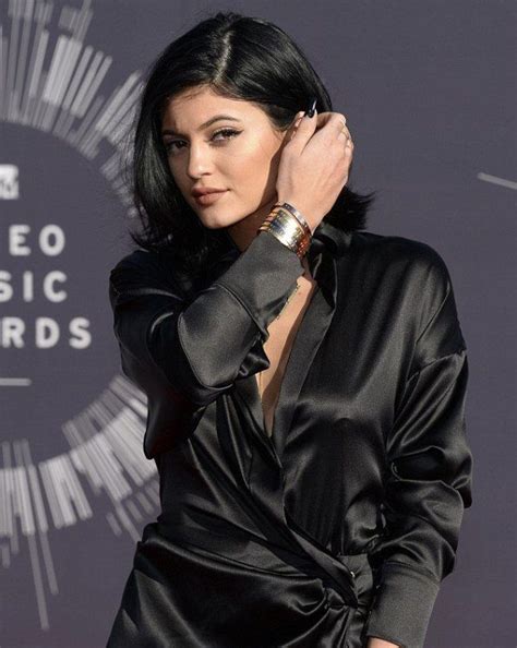 Kylie Jenner Reveals She Has Been Locked In Her 5 000 Cartier Love Bracelet The News Track