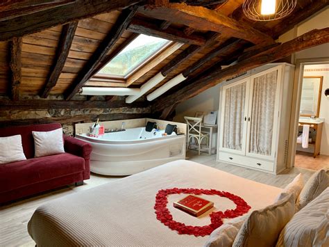 El restaurante ofrece una cocina regional casera de excelente calidad, ofreciendo productos de proximidad y temporada como caza o micología. Hoteles y Casas RURALES con JACUZZI PRIVADO para parejas