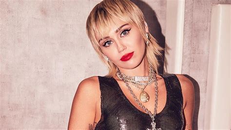 Sem Suti Miley Cyrus Segura Seios Nas M Os E Provoca Quer Tocar