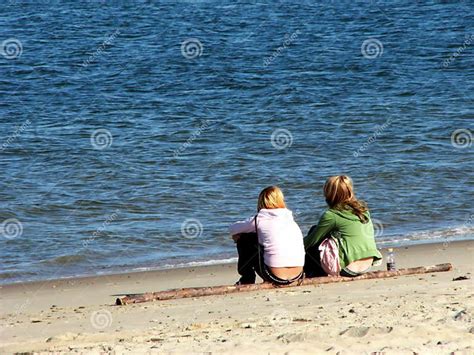 meisjes op het strand stock afbeelding image of vriendschap 1689361