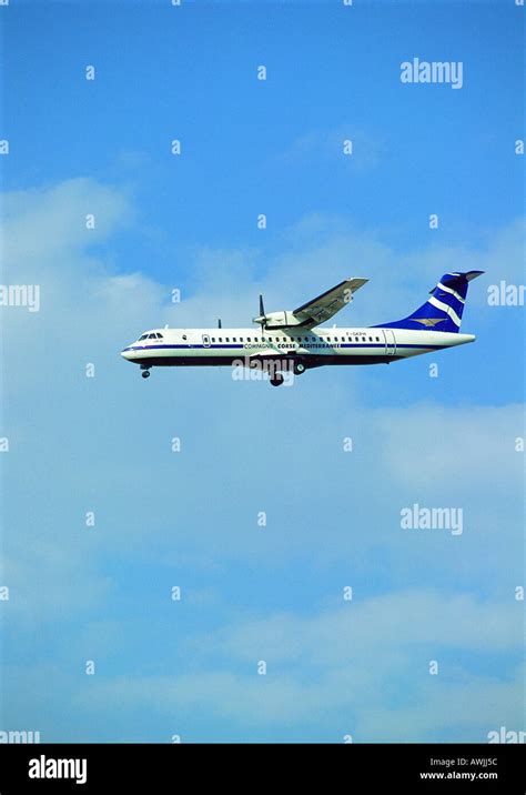Plane Flying Side View Stock Photo Alamy