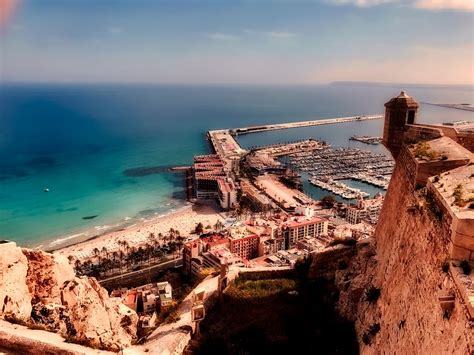 Alicante située sur le littoral méditerranéen est la deuxième ville d'espagne, un climat ensoléillé été phéniciens, grecs, romains et arabes ont profité de cette porte d'entrée en espagne pour explorer. Alicante Spagna Mare · Foto gratis su Pixabay
