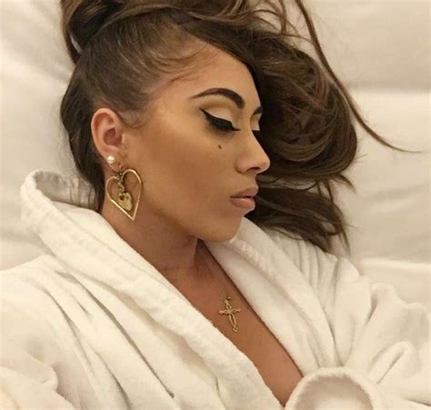 Kali uchis — your teeth in my neck 03:06. Kali Uchis And Reykon Keep Love Alive On "Nuestro Planeta"
