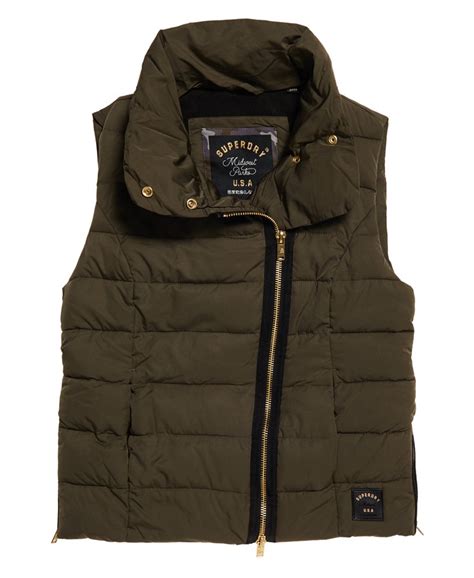 Doudoune légère sans manches au style doudoune légère sans manches au style minimaliste avec zip et capuche amovible munie d'un cordon de serrage. Superdry - Doudoune sans manches Nordic - Doudounes sans ...