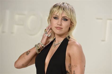 La cantante miley cyrus reveló que será parte de la edición 55 del super bowl 2021 al ofrecer un mini concierto previo al encuentro que enfrentará a los kansas city chiefs y los tampa bay buccaneers el próximo 7 de febrero en el estadio raymond james de tampa, florida. Miley Cyrus anuncia show para funcionários da saúde antes de mega evento - Virgula