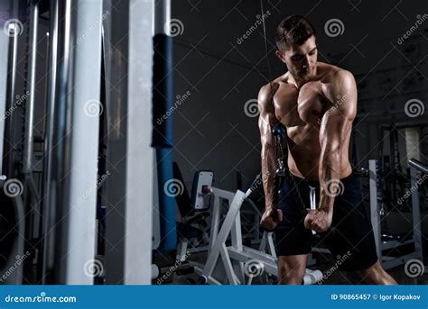 mann mit einem nackten torso bildet trizeps in der turnhalle aus stockbild bild von schwer