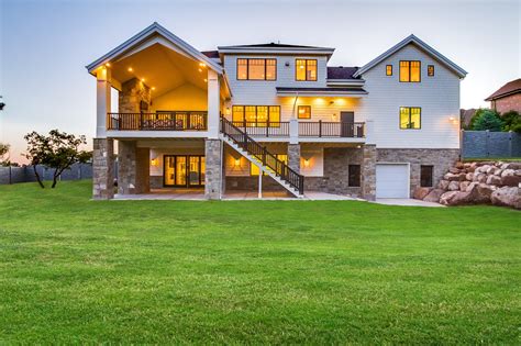 Desain rumah yang serba putih akan membuat rumah terkesan lapang. » The Modern American Farmhouse | E Builders – Utah Home ...