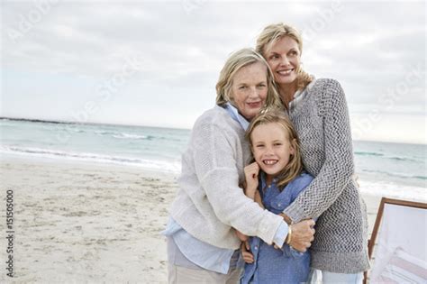 Mother Daughter And Grandmother Spending A Day At The Beach Kaufen