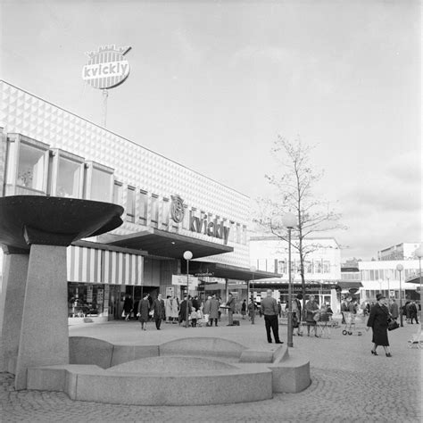 Det var inte bara svenska bostäder som byggde i farsta. Farsta Centrum år 1964 - Stockholmskällan