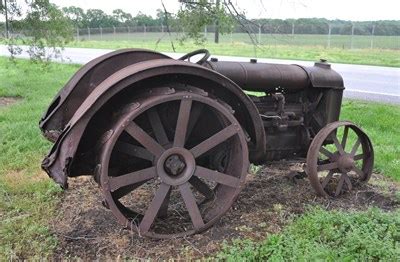 This arrangement is often used in muddy conditions. Fordson Steel-Wheel Tractor - Old Tractors on Waymarking.com