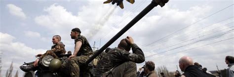 Kiev La Resa Dei Primi Soldati Consegnate Le Armi Ai Filorussi