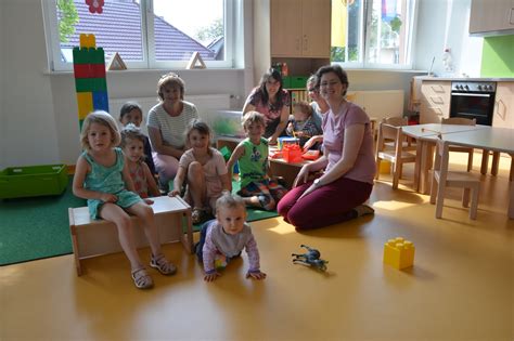 Borrowed from german kindergarten (kindergarten, literally garden of children), coined by german pedagogue friedrich fröbel (early 19th century); Kindergarten »Wirbelwind«: Viel Lob für neue ...