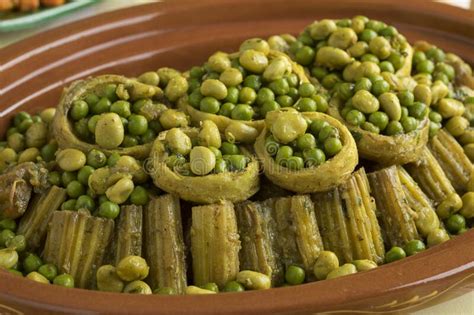 Als ik écht een lievelingsgerecht moest kiezen, zou dat marokkaanse couscous zijn. Marokkaanse Maaltijd Met Kardoen, Opgezette Artisjokken ...