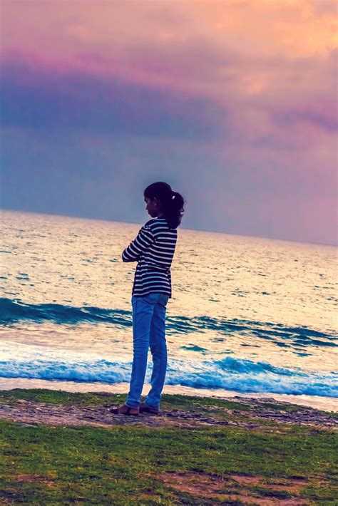 무료 이미지 바닷가 바다 연안 자연 집 밖의 모래 대양 수평선 실루엣 구름 사람들 하늘 소녀 태양