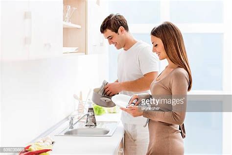 Couples Showering Imagens E Fotografias De Stock Getty Images