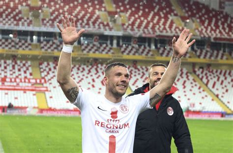 Geisterspiel In Der Türkei Lukas Podolski Feiert Wichtigen Sieg Mit Antalyaspor Fußball