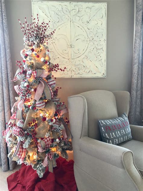 How to decorate your bedroom for christmas. 4 ideas on how to add Christmas decor to your master bedroom!