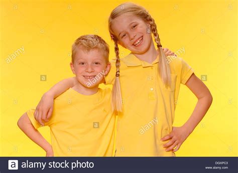 Jungen Und Mädchen Bruder Und Schwester Stehend Arm In Arm Lächeln