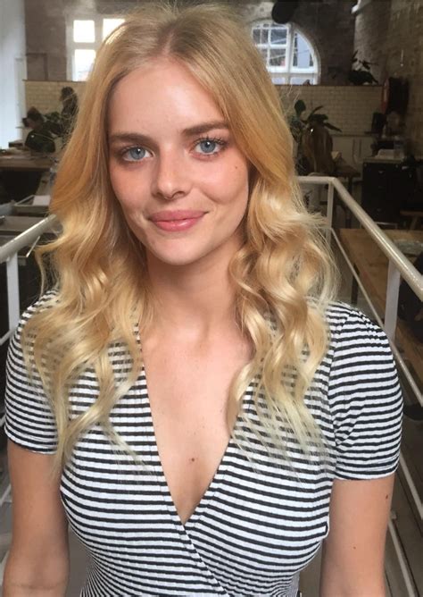 Encare a música acompanha ted (keanu reeves) e bill (alex winter), dois rapazes que atingiram a. Pin on 사마라 위빙, Samara Weaving