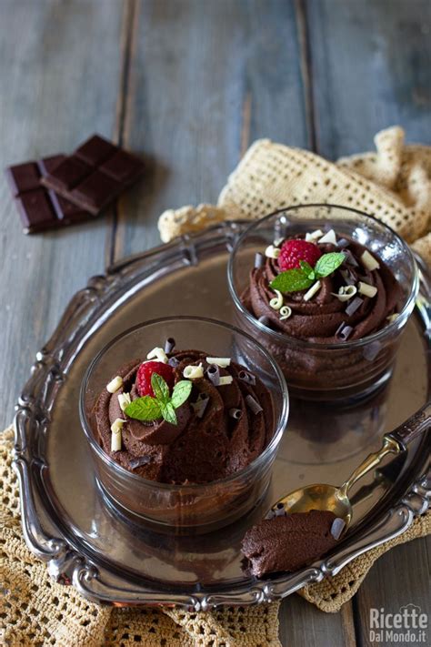 La mousse al cioccolato è un dolce al cucchiaio davvero goloso, perfetto come fine pasto, che piace da sempre a grandi e piccini! Mousse al cioccolato senza uova, spumosa e veloce! | Marianna