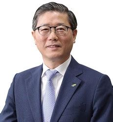 변창흠 내정자는 주택공급이 부족하지 않다는 소신을 그대로 유지하고 있냐는 기자 질문에 과거와 달리 인구구조가 변했다. 국토교통부 장관에 '변창흠 LH 사장' 지명