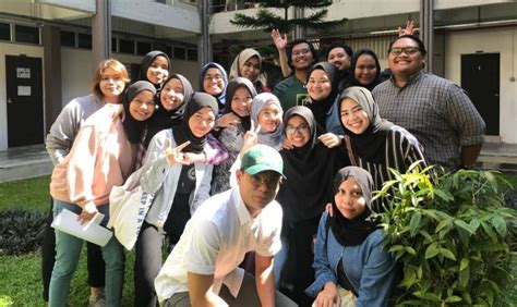 Kebanyakan program ijazah bersekutu direka untuk pelajar yang merancang untuk memindahkan ke program peringkat sarjana muda tetapi ada yang menawarkan gelar terminal dalam komunikasi. Situasi kelam kabut berakhir dengan 'babak' tumbuk bawang ...