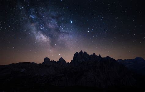 Foto De Montanhas Com Via Láctea E Estrelas No Céu Noturno Em Three