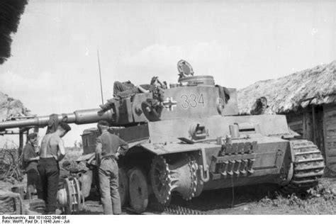 타이거 1 전차의 트랙 수리 WW2 German Panzer repairing tracks of a Tiger I Tank