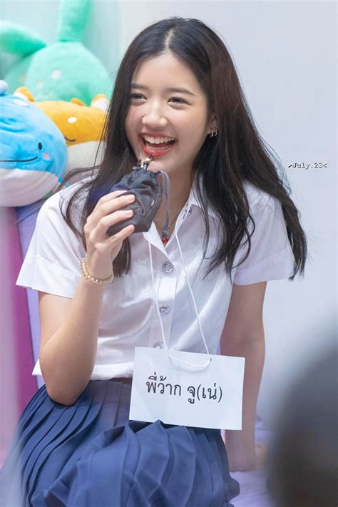 คุณแม่ของจูเน่ (คุณพอลล่า ภรวรรณ อภิธนาคุณ) เป็นเจ้าของร้าน kanom ร้านขนมและทาร์ตไข่แสนอร่อยแหละ ! จูเน่ สาวเฟรชชี่ สวยมาก น่ารักที่สุด - Pantip