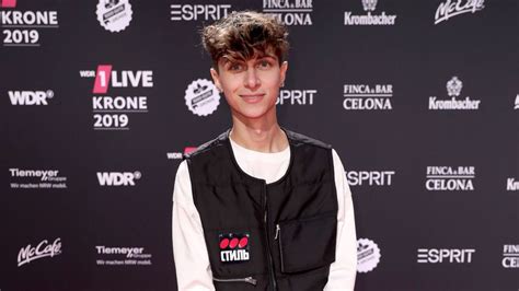 He officially debuted as a soloist on april 1, 2014 with the single sometimes. Weiß Candy Crash, wer der "Masked Singer"-Wuschel ist ...
