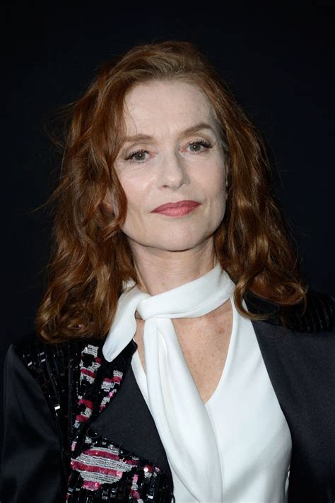 Encouraged by her mother annick huppert (who was a teacher of english), she followed the conservatory of versailles and won an acting prize for her work in alfred de musset 's un caprice. Isabelle Huppert - Giorgio Armani Prive Fashion Show in ...