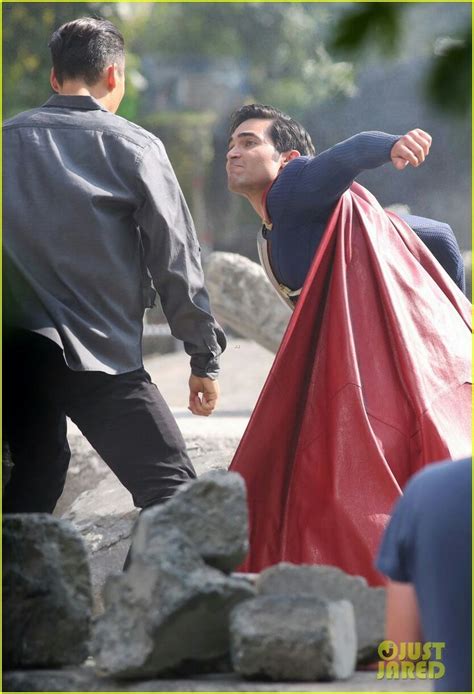 Tyler Hoechlin Films A Big Fight Scene In His ‘superman Suit Tyler Hoechlin Superman Suit