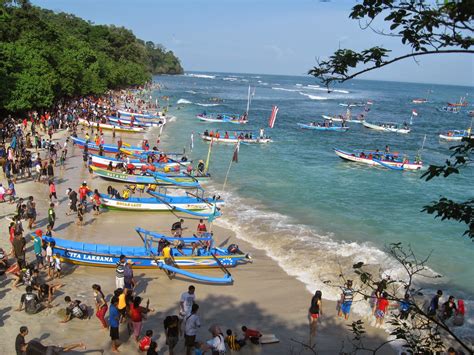 Di barisan para tamu terlihat sederet keluarga presiden dan wakil presiden terdahulu. Perjalanan Sederhana: Pangandaran Part 3 (Liburan Lebaran di Pantai Pananjung Pangandaran)