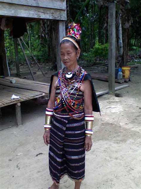 Nourul juga terpanggil untuk memberi pandangan soal sari, soal budaya kita kan rakyat malaysia. KimJira91@blogspot.net: Baju Tradisional Suku Kaum Di Sabah..