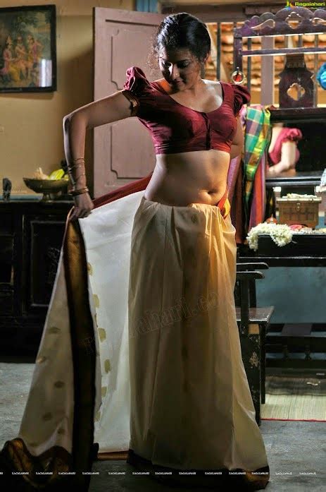 Actress Kasthuri Hot Saree Navel Show Pics Saree Below Navel Photos