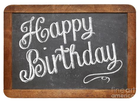 Une pensée bien spéciale pour l'anniversaire d'une personne exceptionnelle qui fête son anniversaire. Happy Birthday On Blackboard Photograph by Marek Uliasz