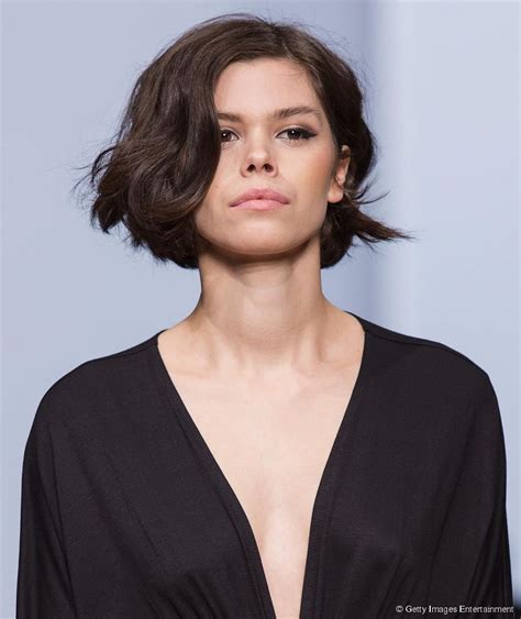 Round faces are difficult to style. How to choose the right short cut for your face shape