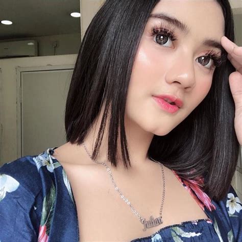 Dalam video yang diunggah oleh akun @farahquiin tersebut, terlihat perempuan tersebut meletakkan tutup kipas angin di kepalanya. 52+ Potongan Rambut Wanita Tahun 2020, Terkini!