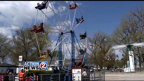 Assembly Starts On New Bay Beach Amusement Park Ferris Wheel