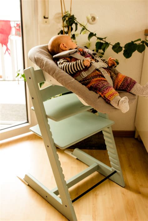 Wenn ein baby mit am tisch sitzen soll, würde es kaum auf den tisch sehen, würde es auf einem normalen stuhl sitzen. Ab wann dürfen Babys im Hochstuhl sitzen? Hier findest du ...