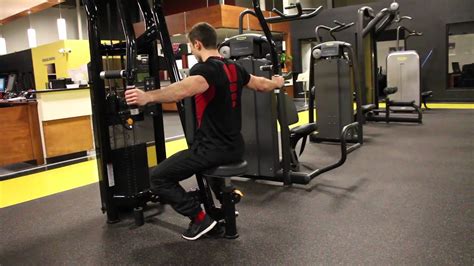 Discover how to maximize the effect of this exercise to create barn door delts! Reverse pec deck machine - YouTube