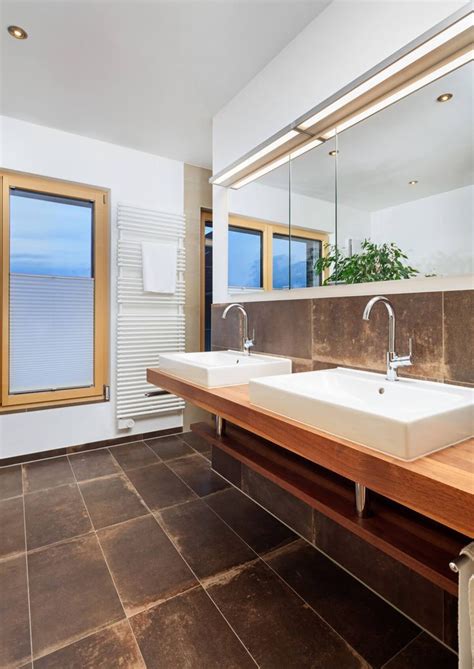 Große badezimmer badezimmer klein badezimmer design badezimmer renovieren badezimmer naturstein. Badezimmer mit Doppelwaschtisch & Naturstein Fliesen - Bad ...