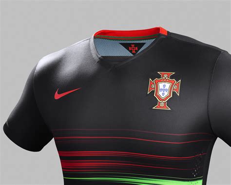 Não é por menos que a camisa da seleção portuguesa é sempre a mais procurada na futfanatics, podem ser os uniformes oficiais ou as camisas retrô, os fanáticos sempre optam pelos lusos. O novo equipamento alternativo da selecção portuguesa ...