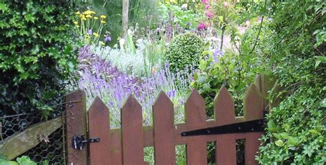 Gartentore holz rustikal blumen garten gestalten garden. Gartentore aus Holz: Die Top 10