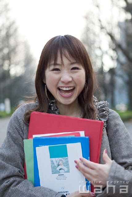 人物、日本人、大学生、若者、笑顔、笑う、笑い、スマイル フォト作品紹介 イラスト＆写真のストックフォトwaha（ワーハ）